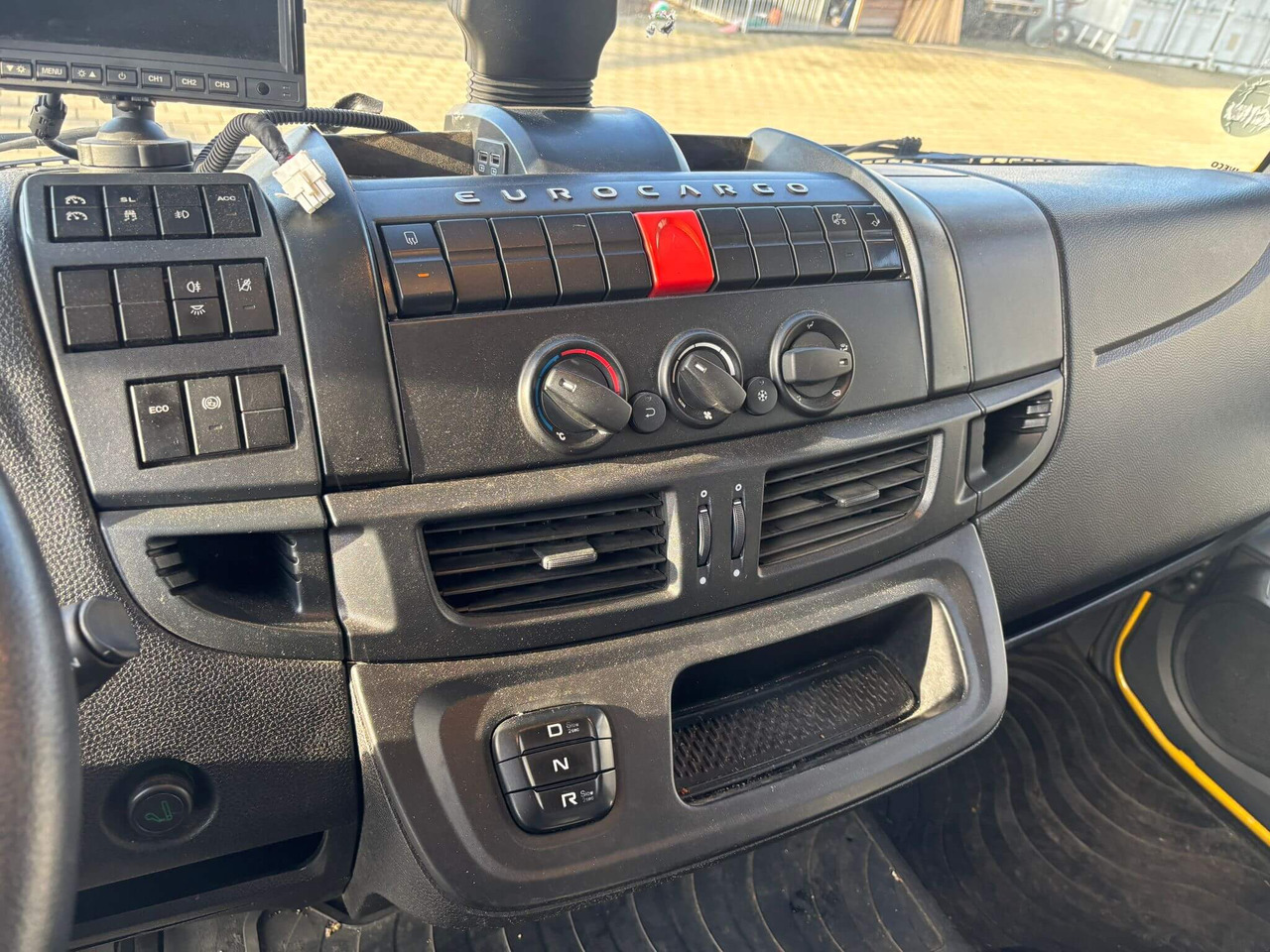 IVECO EUROCARGO 120E25P - Kamion sa golom šasijom i zatvorenom kabinom: slika 2 IVECO EUROCARGO 120E25P - Kamion sa golom šasijom i zatvorenom kabinom: slika 2