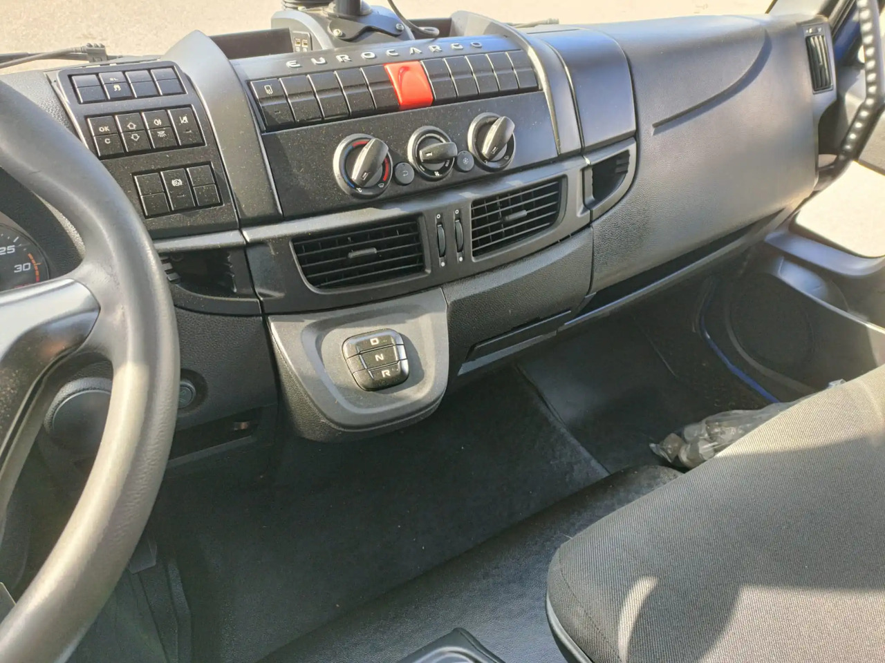 IVECO EUROCARGO 160E25P - Kamion sa golom šasijom i zatvorenom kabinom: slika 2 IVECO EUROCARGO 160E25P - Kamion sa golom šasijom i zatvorenom kabinom: slika 2