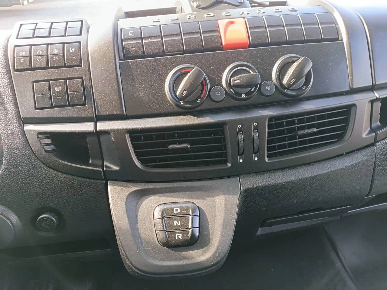 IVECO EUROCARGO 160E25P - Kamion sa golom šasijom i zatvorenom kabinom: slika 3 IVECO EUROCARGO 160E25P - Kamion sa golom šasijom i zatvorenom kabinom: slika 3