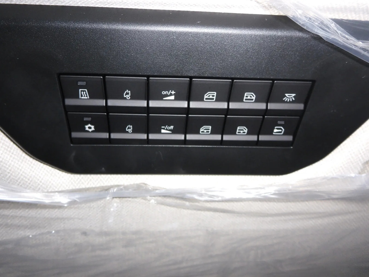 Kamion sa golom šasijom i zatvorenom kabinom IVECO S-WAY 570 TP FULL: slika 10