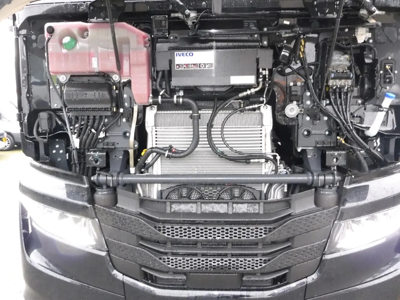 Kamion sa golom šasijom i zatvorenom kabinom IVECO S-WAY 570 TP FULL: slika 12