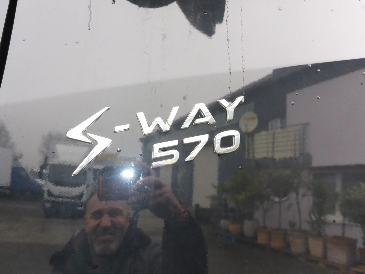 Kamion sa golom šasijom i zatvorenom kabinom IVECO S-WAY 570 TP FULL: slika 6