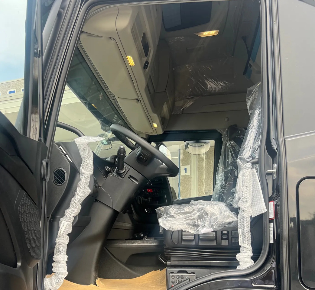 Kamion sa golom šasijom i zatvorenom kabinom IVECO S-WAY 570 TP FULL: slika 11