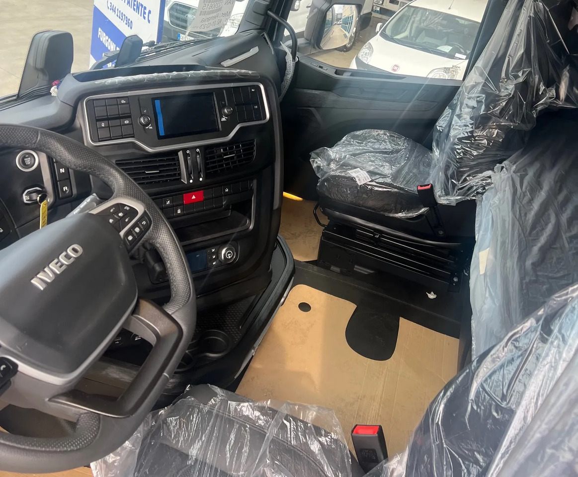 Kamion sa golom šasijom i zatvorenom kabinom IVECO S-WAY 570 TP FULL: slika 14