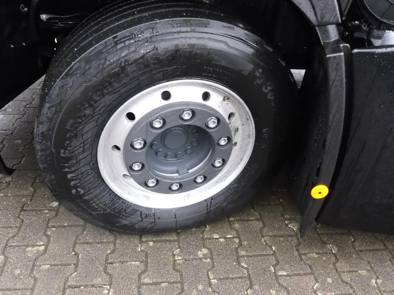 Kamion sa golom šasijom i zatvorenom kabinom IVECO S-WAY 570 TP FULL: slika 7