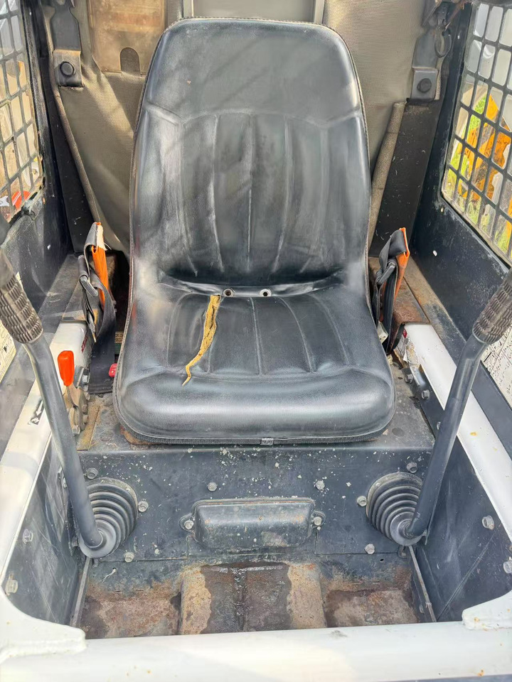 BOBCAT S300 - Mini utovarivač: slika 5 BOBCAT S300 - Mini utovarivač: slika 5