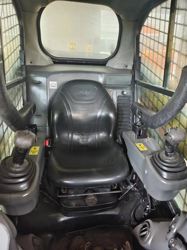 CATERPILLAR 246D - Mini utovarivač: slika 5 CATERPILLAR 246D - Mini utovarivač: slika 5