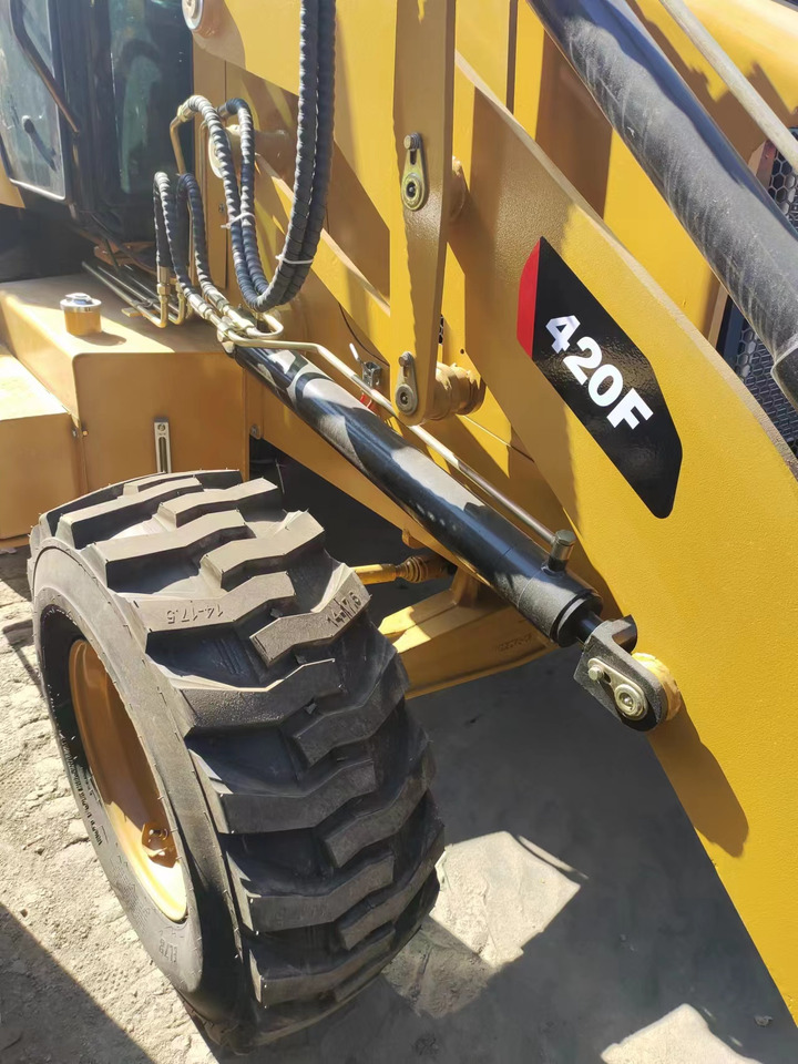 Bager utovarivač CATERPILLAR 420F: slika 8