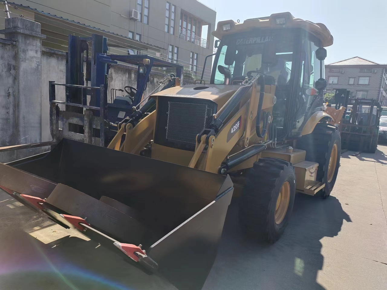 CATERPILLAR 420F - Bager utovarivač: slika 3 CATERPILLAR 420F - Bager utovarivač: slika 3