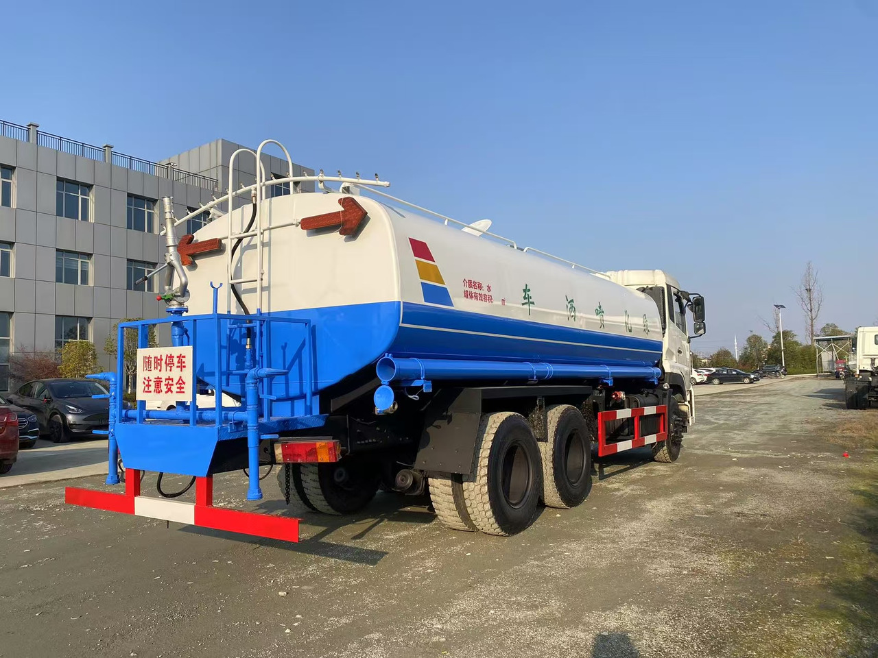 DONGFENG 20000L water truck Sprinkler - Kamion cisterna: slika 2 DONGFENG 20000L water truck Sprinkler - Kamion cisterna: slika 2