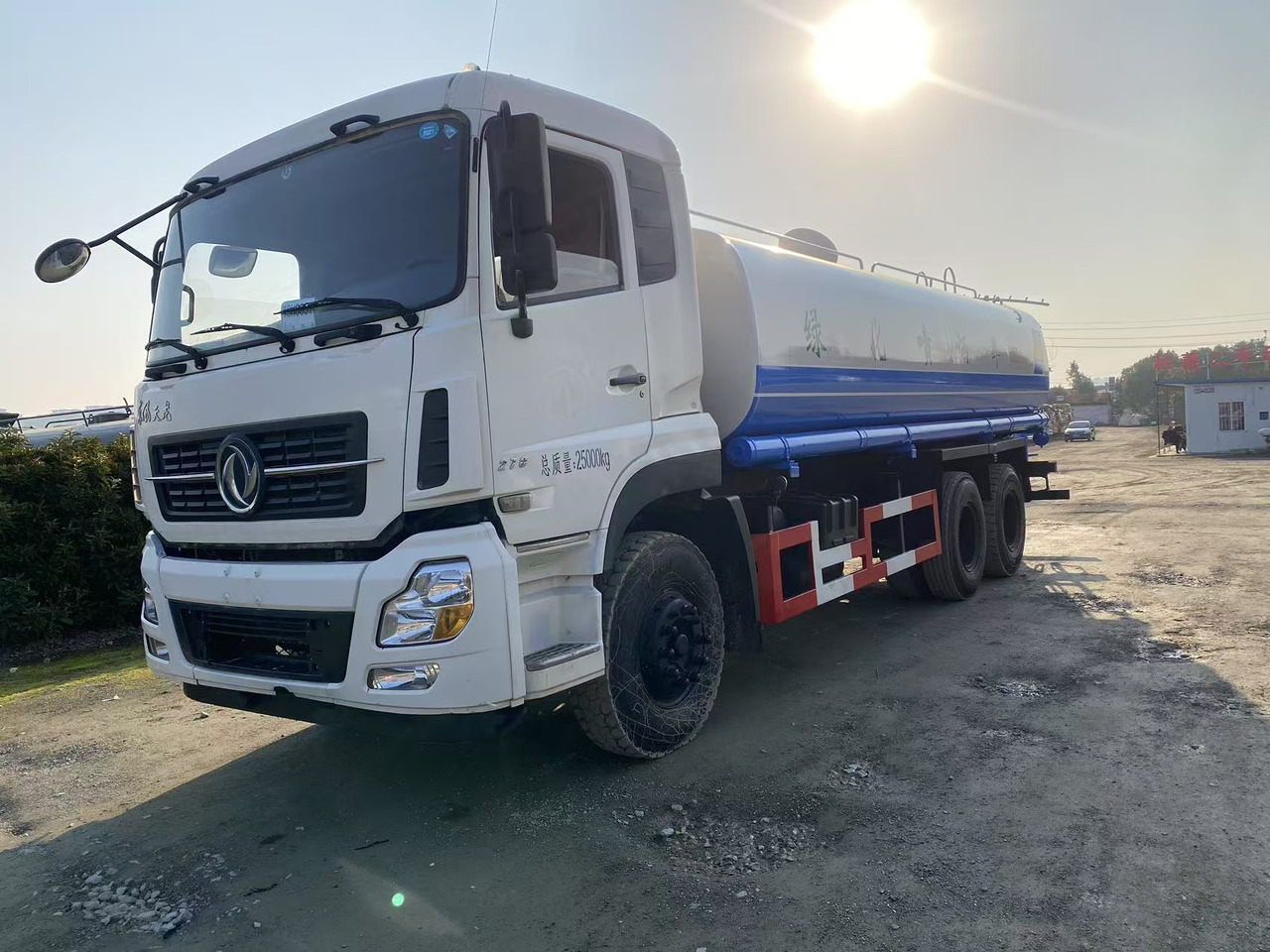 DONGFENG 20000L water truck Sprinkler - Kamion cisterna: slika 1 DONGFENG 20000L water truck Sprinkler - Kamion cisterna: slika 1