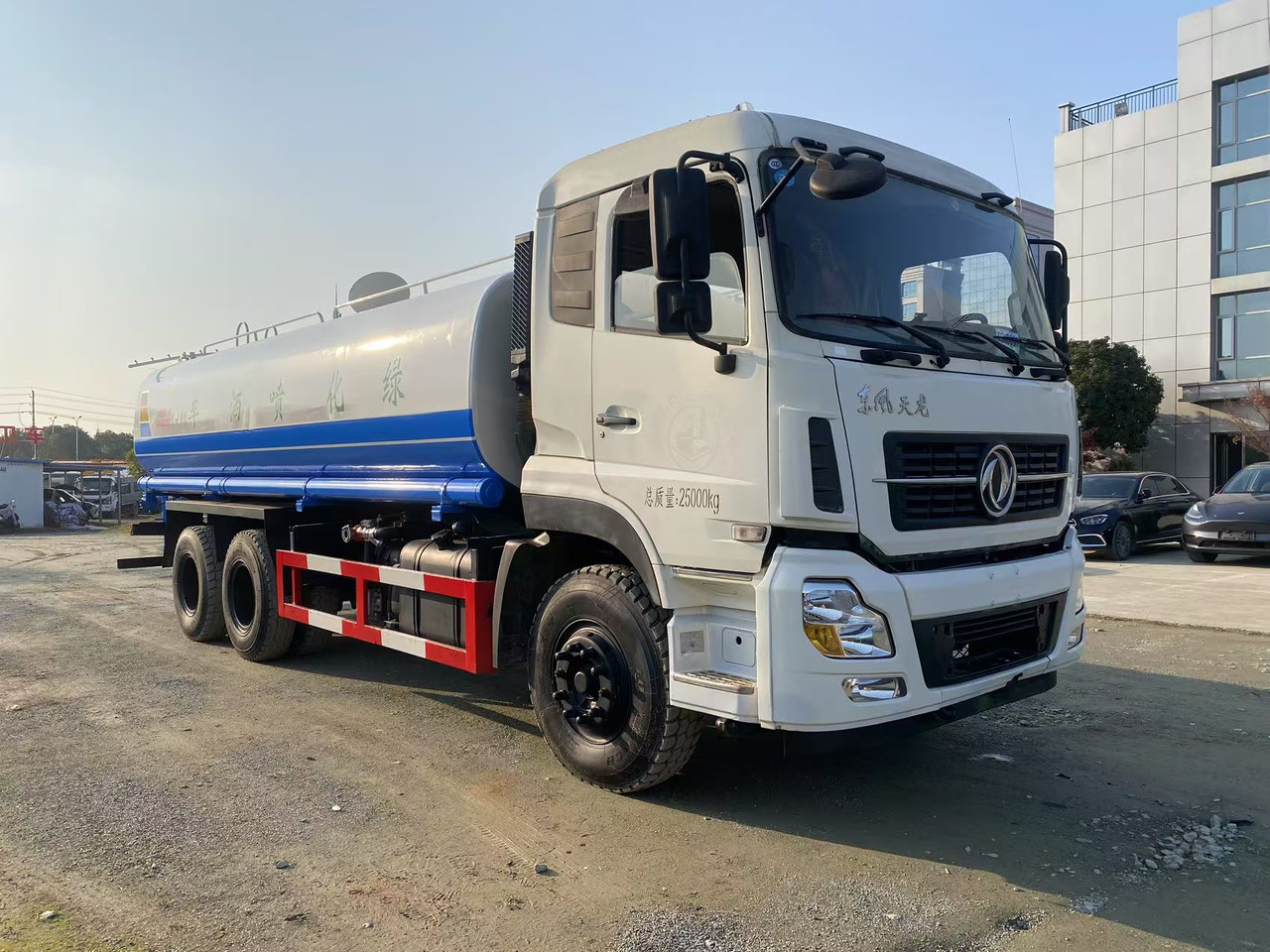 DONGFENG 20000L water truck Sprinkler - Kamion cisterna: slika 4 DONGFENG 20000L water truck Sprinkler - Kamion cisterna: slika 4
