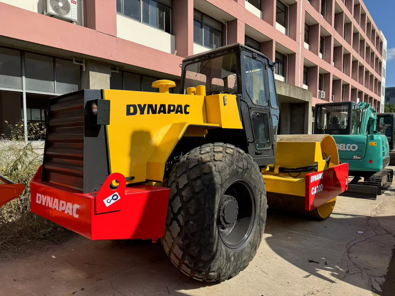 DYNAPAC CA30D - Kompaktor: slika 1 DYNAPAC CA30D - Kompaktor: slika 1