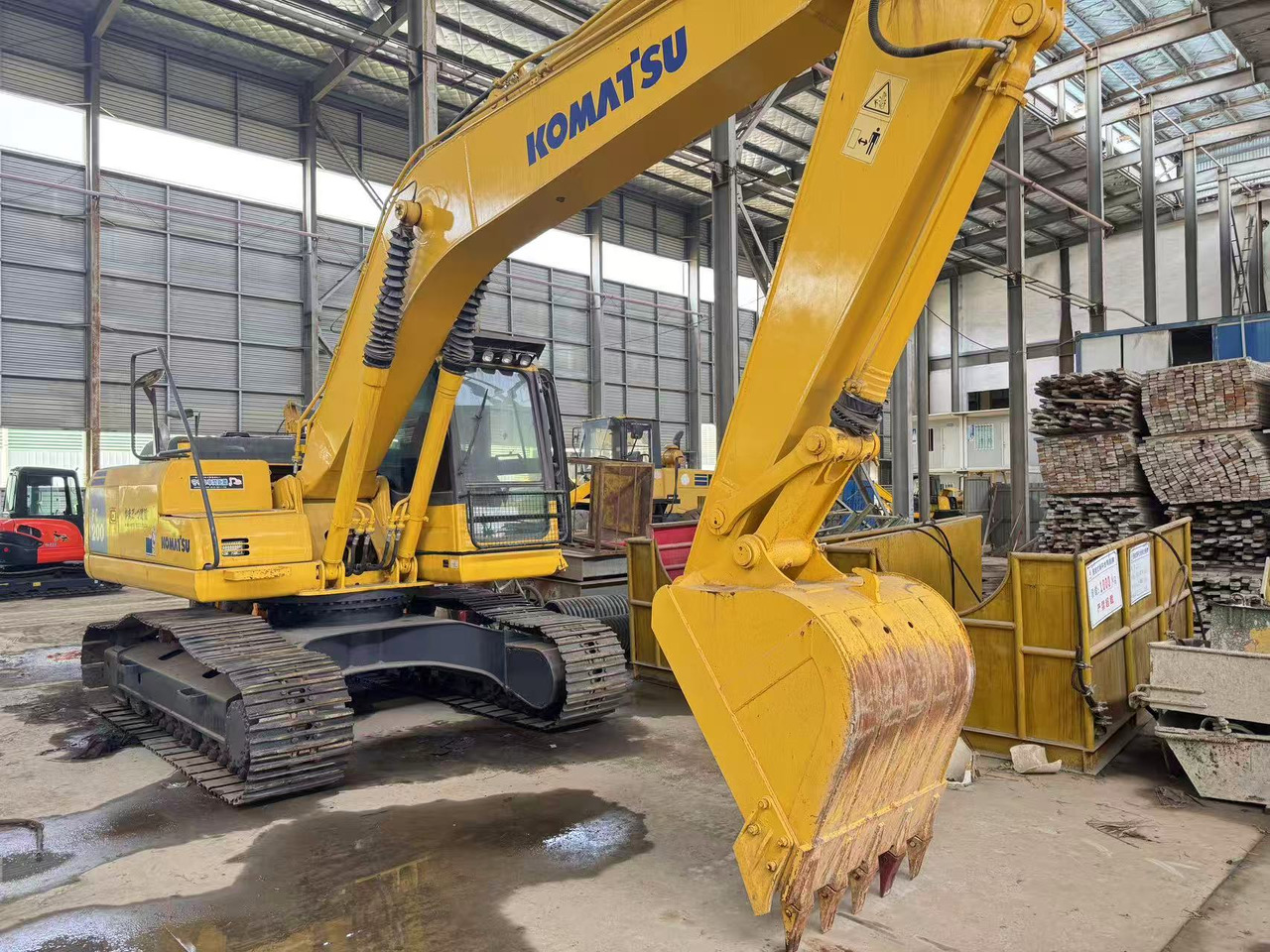 KOMATSU PC200-8 - Bager guseničar: slika 1 KOMATSU PC200-8 - Bager guseničar: slika 1
