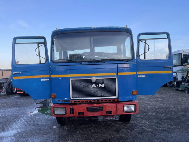 MAN 32.361 Chassis - Kamion sa golom šasijom i zatvorenom kabinom: slika 2 MAN 32.361 Chassis - Kamion sa golom šasijom i zatvorenom kabinom: slika 2