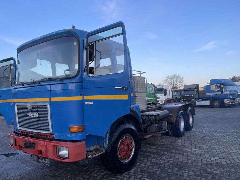 MAN 32.361 Chassis - Kamion sa golom šasijom i zatvorenom kabinom: slika 1 MAN 32.361 Chassis - Kamion sa golom šasijom i zatvorenom kabinom: slika 1