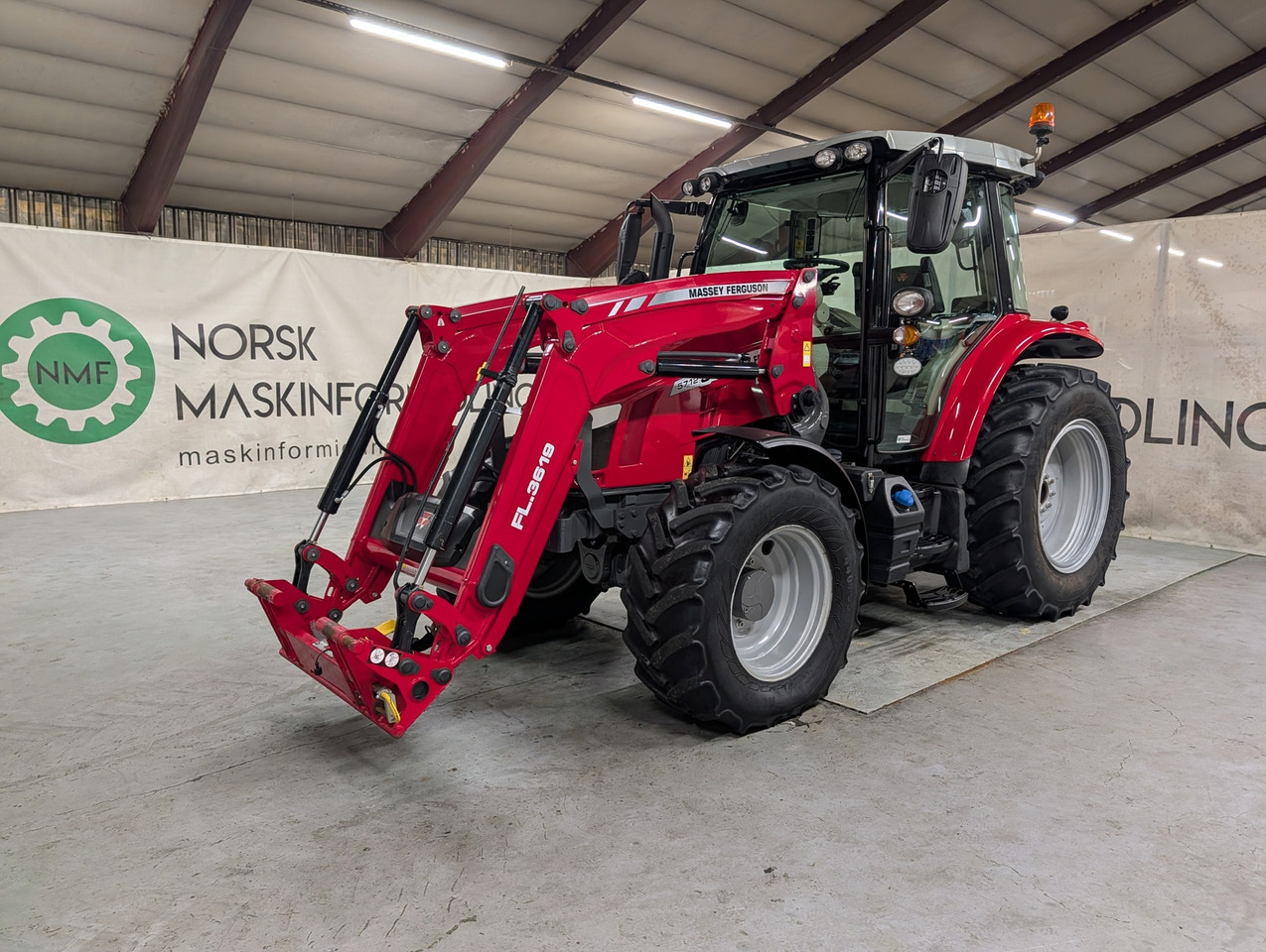 Massey Ferguson 5712S - Traktor: slika 1 Massey Ferguson 5712S - Traktor: slika 1