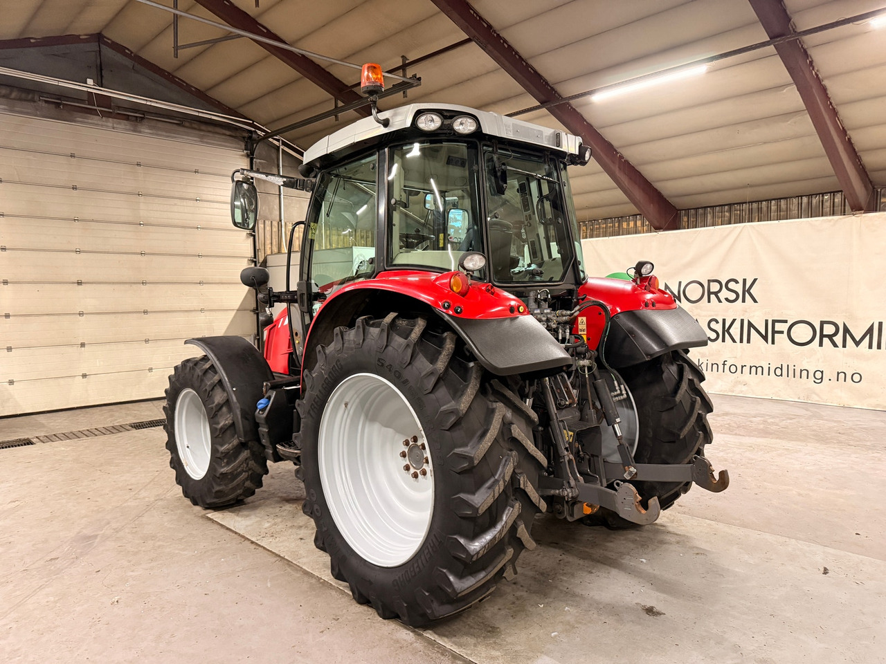 Massey Ferguson 5712SL Inkl ny frontlaster - Traktor: slika 3 Massey Ferguson 5712SL Inkl ny frontlaster - Traktor: slika 3
