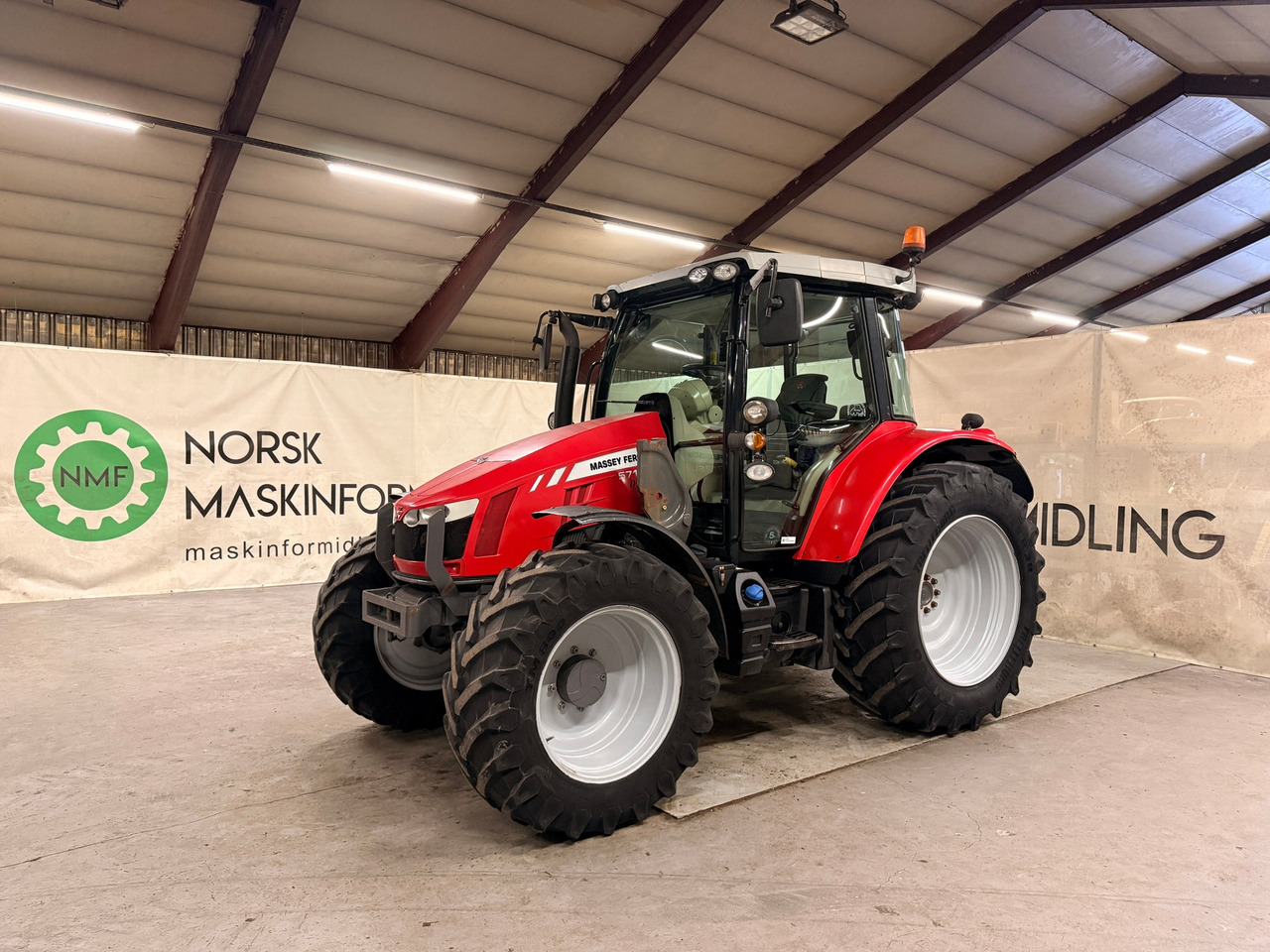 Massey Ferguson 5712SL Inkl ny frontlaster - Traktor: slika 1 Massey Ferguson 5712SL Inkl ny frontlaster - Traktor: slika 1