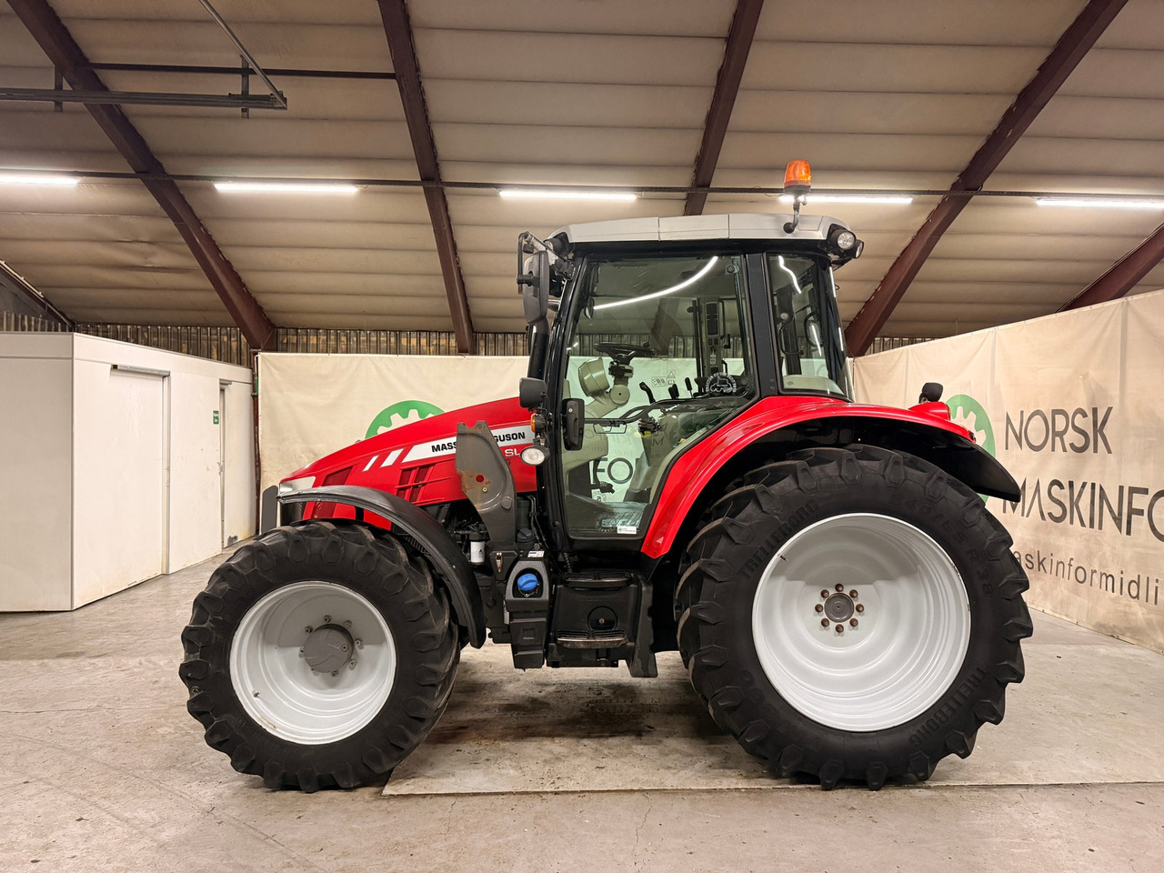 Massey Ferguson 5712SL Inkl ny frontlaster - Traktor: slika 2 Massey Ferguson 5712SL Inkl ny frontlaster - Traktor: slika 2