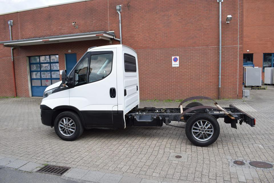 Iveco Daily 35 S21 3,0 Automatik Luftfederung Tempomat - Kamion sa golom šasijom i zatvorenom kabinom, Dostavno vozilo: slika 3 Iveco Daily 35 S21 3,0 Automatik Luftfederung Tempomat - Kamion sa golom šasijom i zatvorenom kabinom, Dostavno vozilo: slika 3