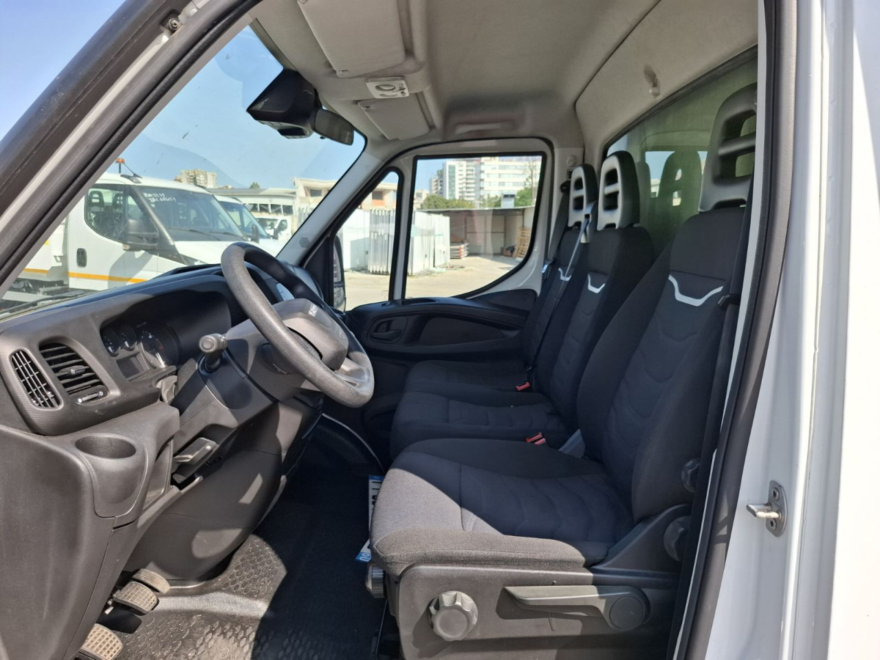 IVECO Daily 35C16H3.0 box/lift - Dostavno vozilo sa zatvorenim sandukom: slika 2 IVECO Daily 35C16H3.0 box/lift - Dostavno vozilo sa zatvorenim sandukom: slika 2
