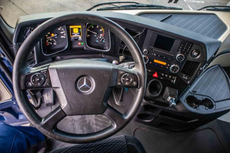 Interior photo 1: Tegljač Mercedes ACTROS 1848 LS+E6+HYDR. Interior photo 1: Tegljač Mercedes ACTROS 1848 LS+E6+HYDR.