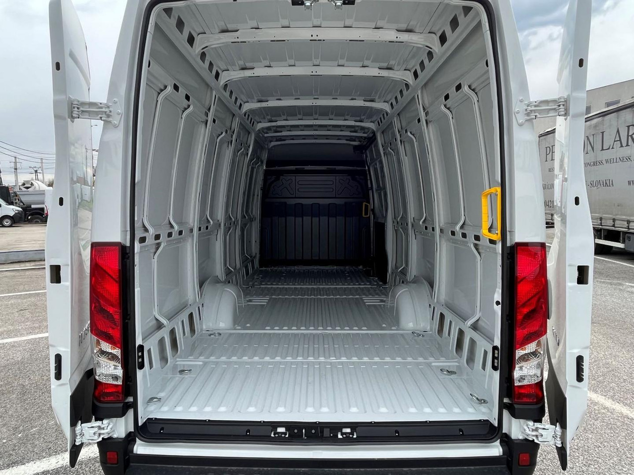 Furgon Iveco DAILY VAN, 3.0 D 176k, 35S18H V Evolution H2: slika 7