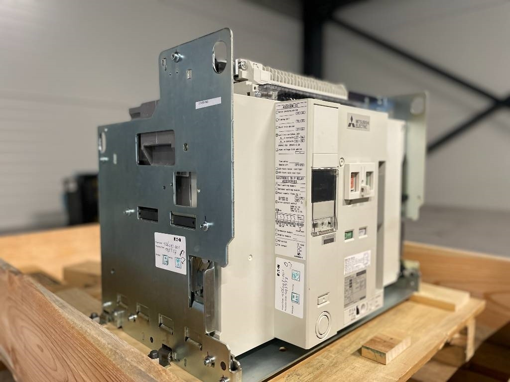 Mitsubishi Circuit breaker 3200A - AE3200-SW 4P - DPX-12648 - Građevinska mašina: slika 2 Mitsubishi Circuit breaker 3200A - AE3200-SW 4P - DPX-12648 - Građevinska mašina: slika 2