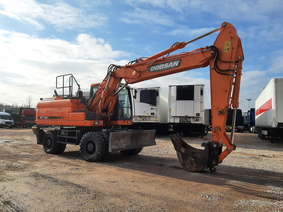 Koparka kołowa Doosan DX190W-3 2014 - 9261 mtg - silnik sprawny - Bager točkaš: slika 1 Koparka kołowa Doosan DX190W-3 2014 - 9261 mtg - silnik sprawny - Bager točkaš: slika 1