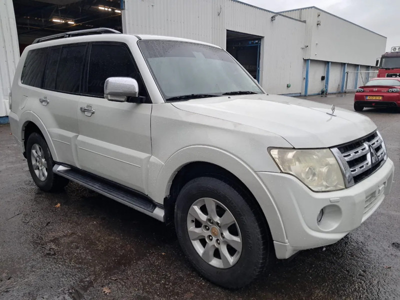 Mitsubishi Pajero GLS 3.5 - V6 , 4x4 , 7 Pers., Full Option - Automobil: slika 4 Mitsubishi Pajero GLS 3.5 - V6 , 4x4 , 7 Pers., Full Option - Automobil: slika 4