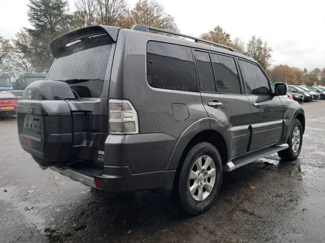 Mitsubishi Pajero GLS 3.5 - V6 , 4x4 , 7 Pers., Full Option - Automobil: slika 3 Mitsubishi Pajero GLS 3.5 - V6 , 4x4 , 7 Pers., Full Option - Automobil: slika 3