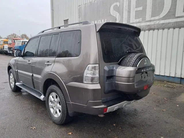 Mitsubishi Pajero GLS 3.5 - V6 , 4x4 , 7 Pers. , Full option - Automobil: slika 5 Mitsubishi Pajero GLS 3.5 - V6 , 4x4 , 7 Pers. , Full option - Automobil: slika 5