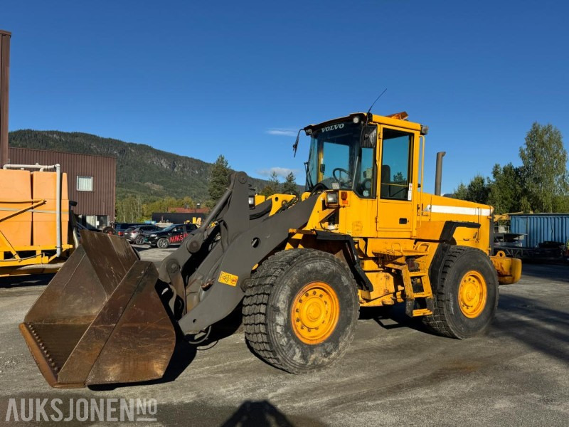 Utovarivač točkaš 2001 Volvo L90 D hjullaster med skuffe: slika 1