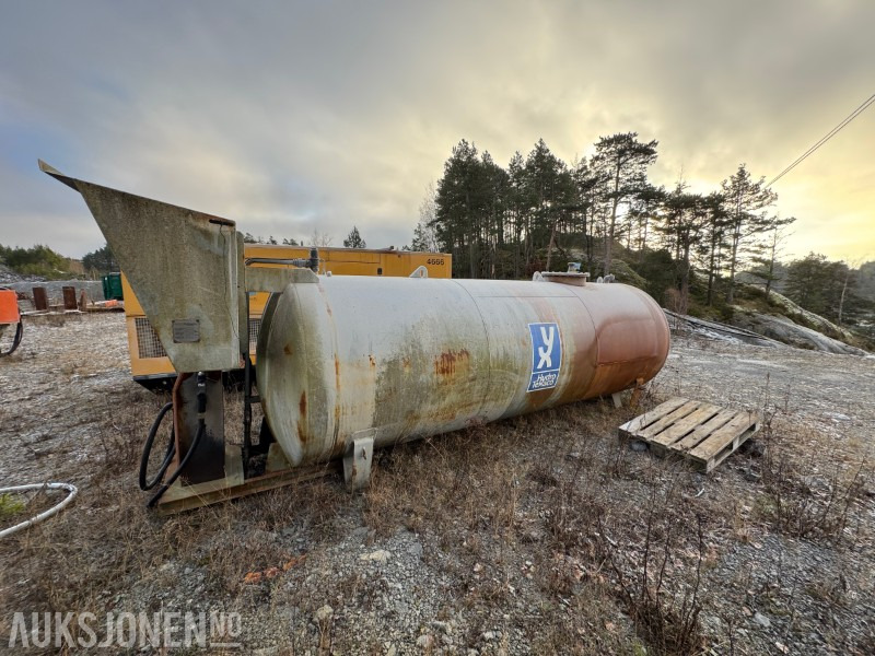 2002 Dieseltank med pumpe - Građevinska oprema: slika 1 2002 Dieseltank med pumpe - Građevinska oprema: slika 1