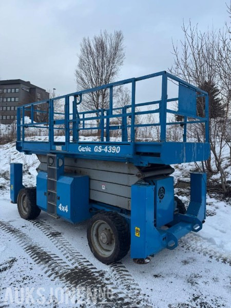 2005 Genie 4390 SAKSLIFT - 3878 Timer - Vazdušna platforma: slika 1 2005 Genie 4390 SAKSLIFT - 3878 Timer - Vazdušna platforma: slika 1