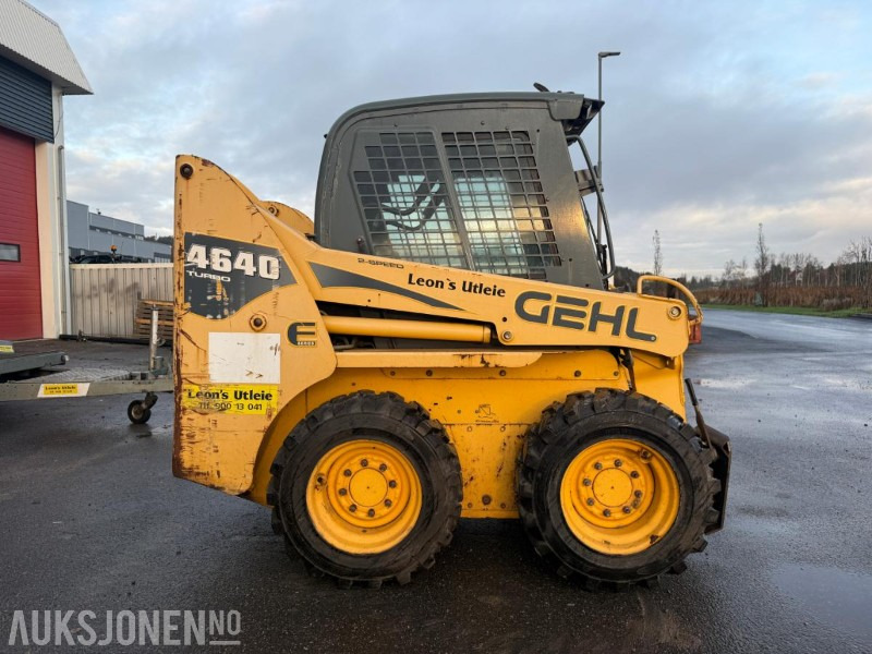 2011 Gehl 4640 TURBO KOMPAKTLASTER PALLEGAFFEL SKUFF FEIEKOST SERVICEHISTORIKK. - Mini utovarivač: slika 4 2011 Gehl 4640 TURBO KOMPAKTLASTER PALLEGAFFEL SKUFF FEIEKOST SERVICEHISTORIKK. - Mini utovarivač: slika 4