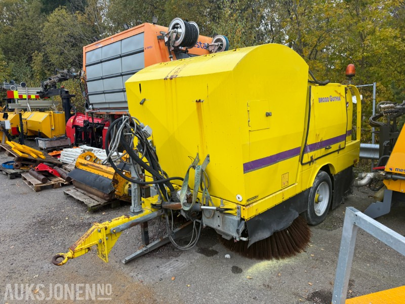 2014 Brodd Gothia Slepesoper til Traktor/Sopemaskin - Građevinska oprema: slika 1 2014 Brodd Gothia Slepesoper til Traktor/Sopemaskin - Građevinska oprema: slika 1