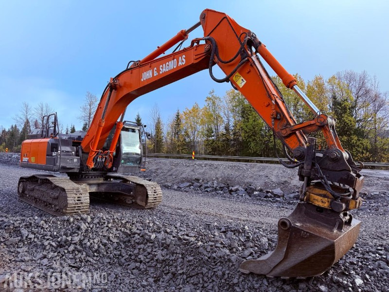 2016 Hitachi ZX300LC-6 Beltegraver - Sentralsmøring, GPS, Engcon tiltrotator og 2 skuffer - Bager: slika 2 2016 Hitachi ZX300LC-6 Beltegraver - Sentralsmøring, GPS, Engcon tiltrotator og 2 skuffer - Bager: slika 2