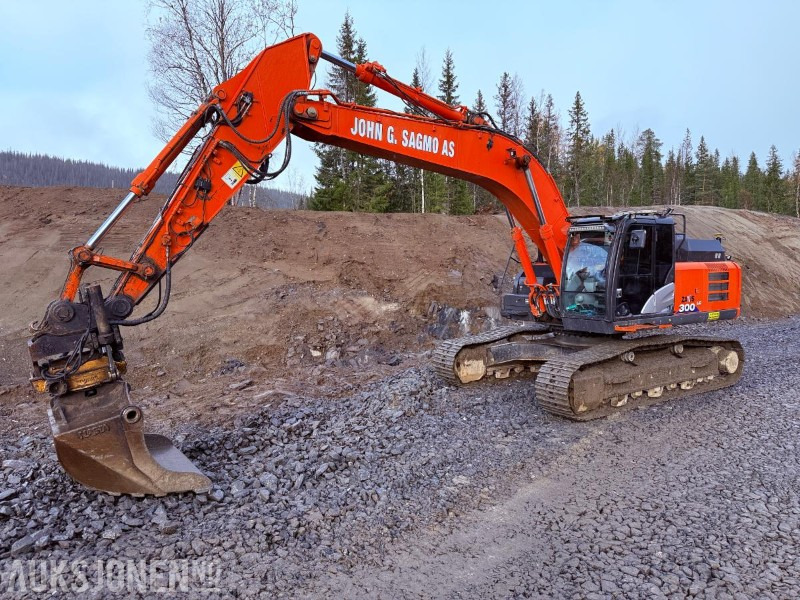 2016 Hitachi ZX300LC-6 Beltegraver - Sentralsmøring, GPS, Engcon tiltrotator og 2 skuffer - Bager: slika 1 2016 Hitachi ZX300LC-6 Beltegraver - Sentralsmøring, GPS, Engcon tiltrotator og 2 skuffer - Bager: slika 1