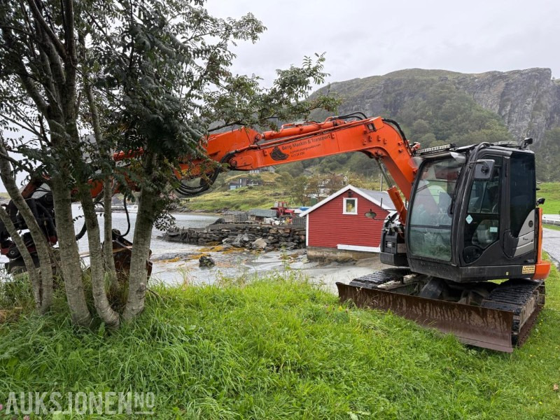 2018 Hitachi ZX85US-5A - Gravemaskin - Tiltrotator - Skjær - Pusseskuff - Lyspakke - Kort hekk - 6 909 timer - Bager: slika 1 2018 Hitachi ZX85US-5A - Gravemaskin - Tiltrotator - Skjær - Pusseskuff - Lyspakke - Kort hekk - 6 909 timer - Bager: slika 1
