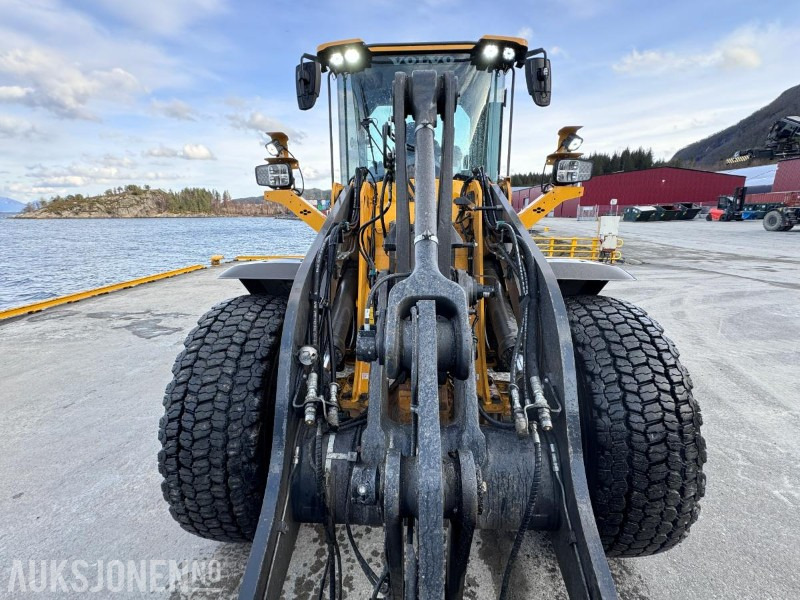 2022 Volvo L90H Hjullaster - 50 km/t - Spakstyring - Sentralsmøring - 3. og. 4.funksjon - Sertifisert - 2,7 m3 Skuffe - Gått 582 timer - Utovarivač točkaš: slika 2 2022 Volvo L90H Hjullaster - 50 km/t - Spakstyring - Sentralsmøring - 3. og. 4.funksjon - Sertifisert - 2,7 m3 Skuffe - Gått 582 timer - Utovarivač točkaš: slika 2