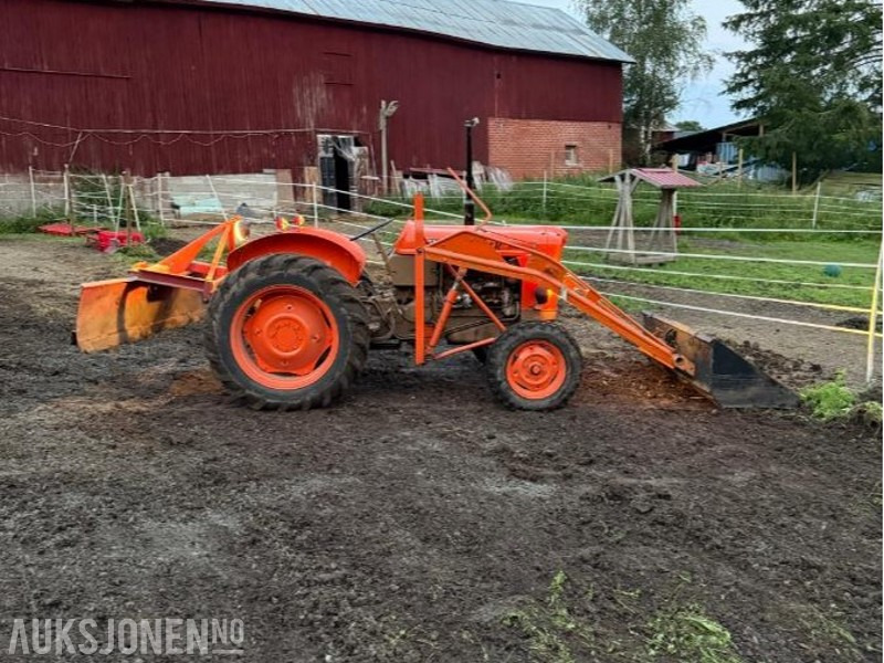 Fiat 411r med bakmontert skjær og frontlaster - Traktor: slika 1 Fiat 411r med bakmontert skjær og frontlaster - Traktor: slika 1
