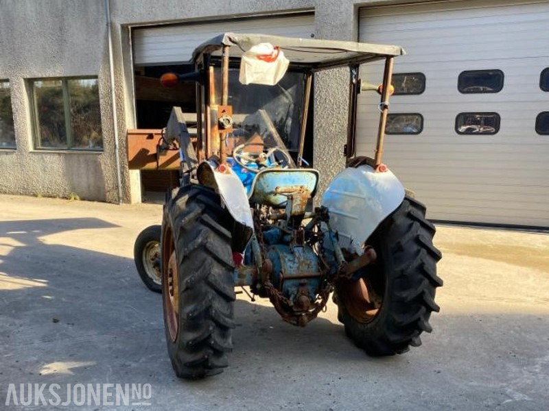 Ford 2000 TRAKTOR MED LASTER SKUFFE KRAFTUTTAK OG 3 PUNKT - Traktor: slika 4 Ford 2000 TRAKTOR MED LASTER SKUFFE KRAFTUTTAK OG 3 PUNKT - Traktor: slika 4
