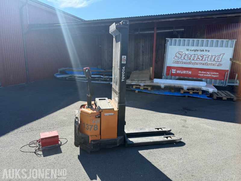 2001 Toyota SM12 F/1 Pallestabler med Batterilader STC 24/40 - Oprema za rukovanje materijalima: slika 1 2001 Toyota SM12 F/1 Pallestabler med Batterilader STC 24/40 - Oprema za rukovanje materijalima: slika 1