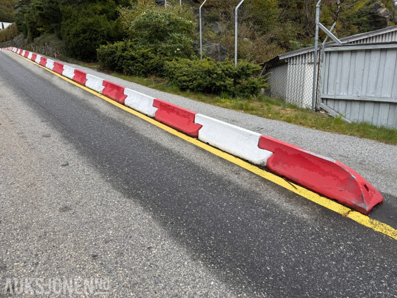 Trafikk-/veibarrierar (modulbasert) i kompositt ca 600 stk - Građevinska oprema: slika 1 Trafikk-/veibarrierar (modulbasert) i kompositt ca 600 stk - Građevinska oprema: slika 1