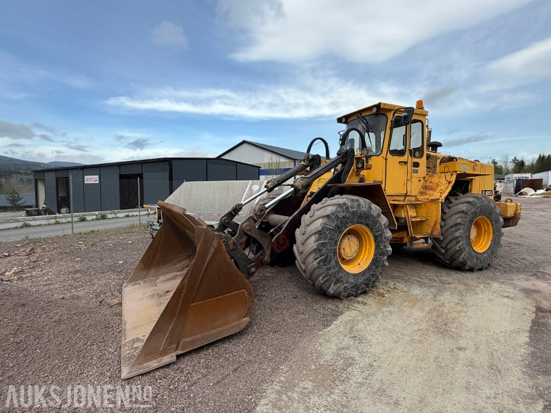 Volvo L120 Hjullaster - 4x4 - Gjerstad 2900L skuff - Nylig byttet dekk - Vekt montert - Utovarivač točkaš: slika 1 Volvo L120 Hjullaster - 4x4 - Gjerstad 2900L skuff - Nylig byttet dekk - Vekt montert - Utovarivač točkaš: slika 1