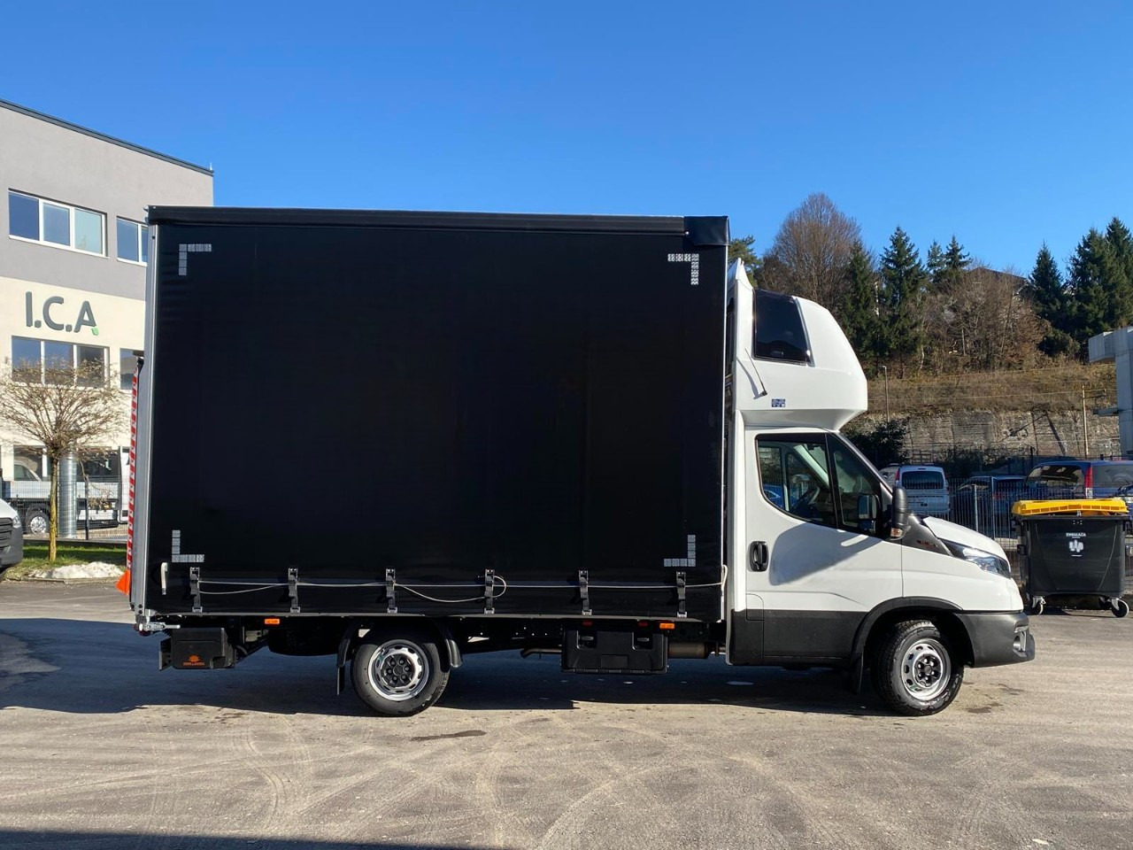 IVECO DAILY 35S18HP D30C | PRITSCHE PLANE + SCHLAFKABINE + LADERAMPE - Dostavno vozilo sa ceradom: slika 2 IVECO DAILY 35S18HP D30C | PRITSCHE PLANE + SCHLAFKABINE + LADERAMPE - Dostavno vozilo sa ceradom: slika 2