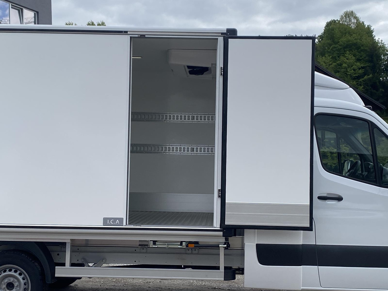 MERCEDES BENZ SPRINTER 317 CDI | DOPPELREGIME TIEFKÜHLKOFFER + BACKSLEEPER - Dostavno vozilo hladnjača: slika 3 MERCEDES BENZ SPRINTER 317 CDI | DOPPELREGIME TIEFKÜHLKOFFER + BACKSLEEPER - Dostavno vozilo hladnjača: slika 3