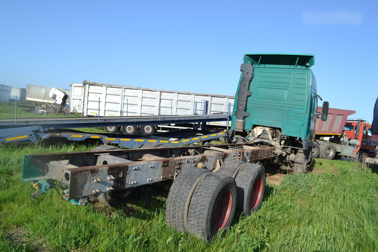 Volvo FH 12 - Kamion sa golom šasijom i zatvorenom kabinom: slika 3 Volvo FH 12 - Kamion sa golom šasijom i zatvorenom kabinom: slika 3